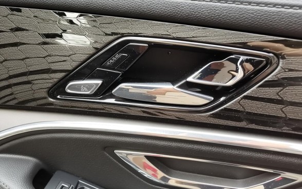 轿车车门上面口子怎么弄下来