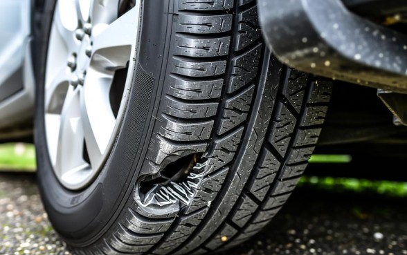 轮胎侧面口子按下漏气怎么整