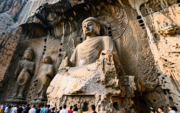 山上的佛像为什么下面有洞口子呢