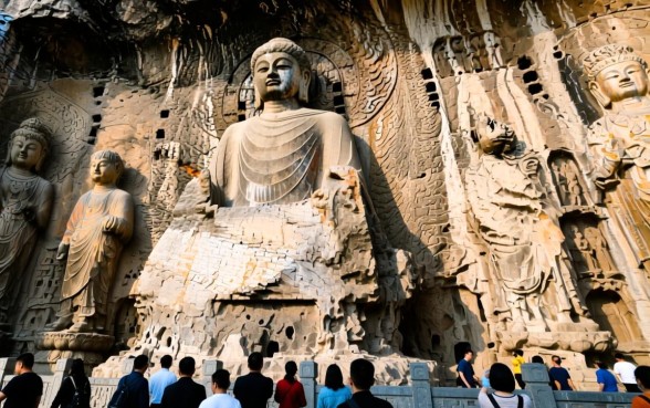 山上的佛像为什么下面有洞口子呢