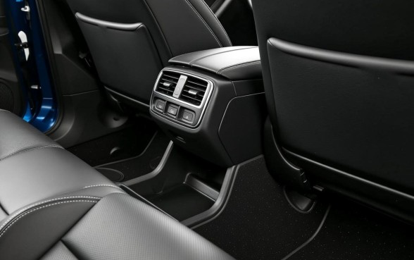 前排座椅下面的口子是干什么用的