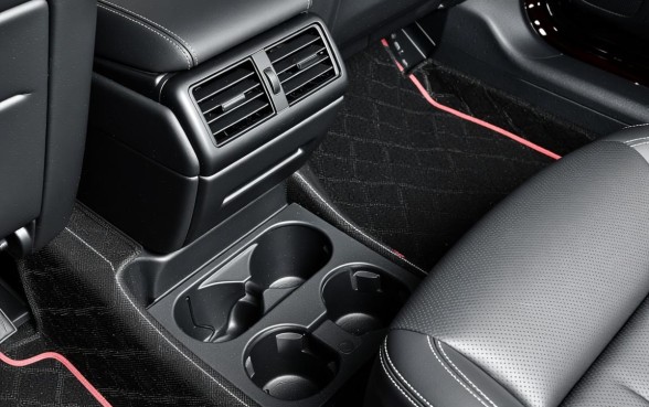 前排座椅下面的口子是干什么用的