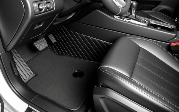 哈弗H2副驾驶脚下有个口子正常吗