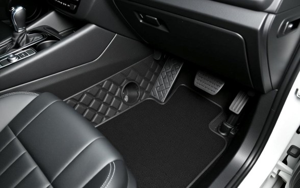 哈弗H2副驾驶脚下有个口子正常吗