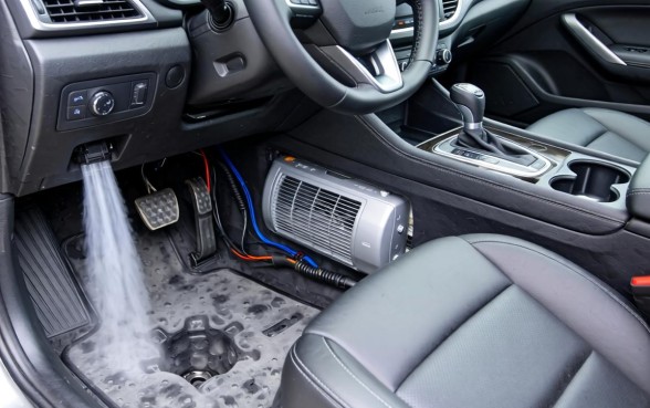 哈弗H2副驾驶脚下有个口子正常吗